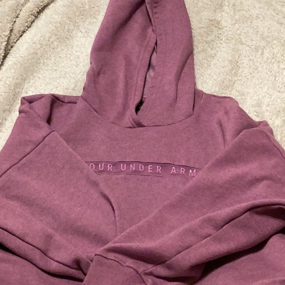 Under Armour cropped purple hoodie. Loose fitting,size small.